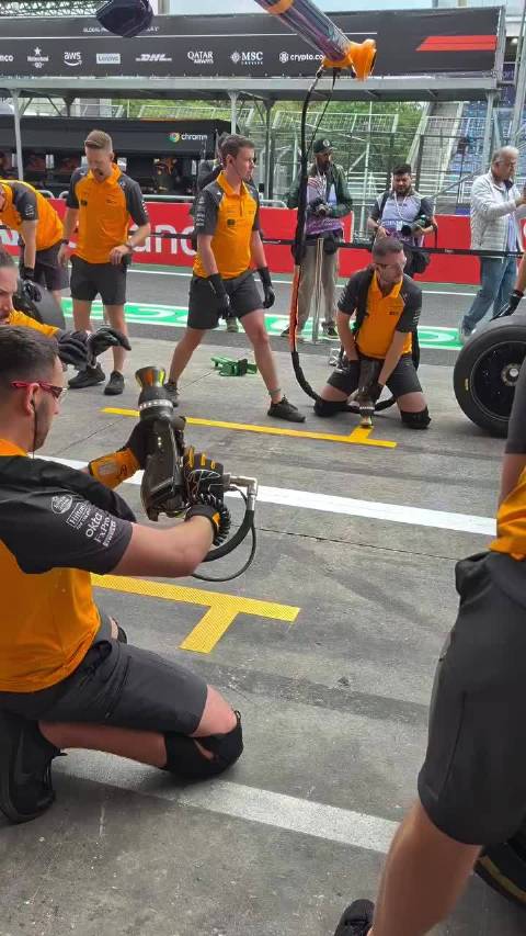 感受一下F1赛车换胎排练，感觉这速度比正赛的时候快