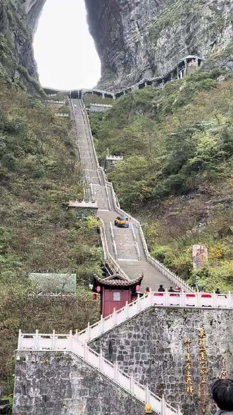 尴尬！奇瑞风云X3L挑战爬天门山台阶失败：溜车后撞坏护栏