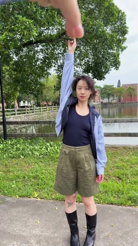 李梦再尝试穿搭博主风格，粉丝赞其衣品提升