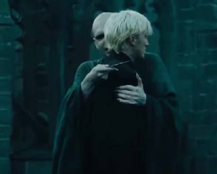 伏地魔即兴拥抱吓坏马尔福，拉尔夫·费因斯片场临时加戏