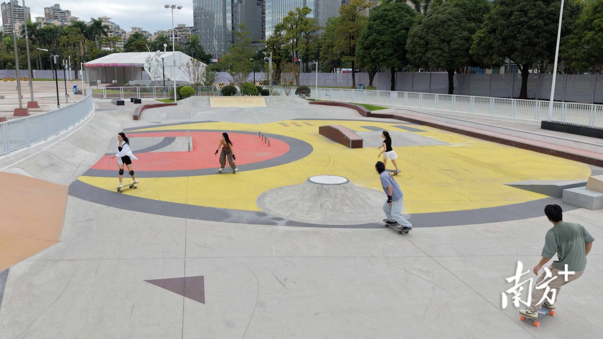 滑板上的惠州青年，在街头“追光”