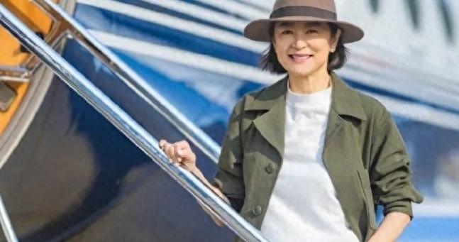 70岁“林青霞”带火了贵妇穿搭：风衣+牛仔裤+马丁靴，时髦又显贵