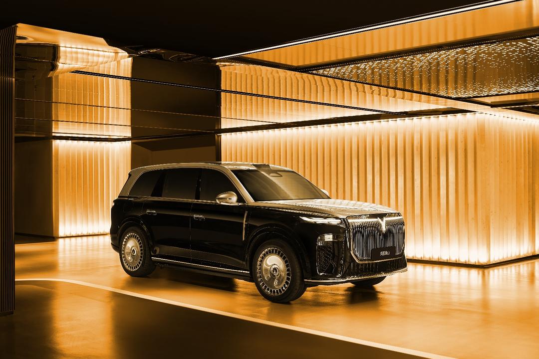 “新时代旗舰SUV”岚图泰山首批量产车到店，11月18日正式上市