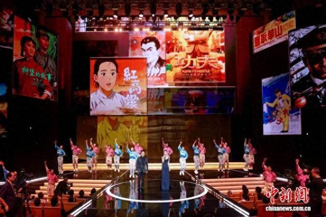 11月11日，2025年中国金鸡百花电影节在厦门开幕，演员黄渤、周冬雨点亮金鸡。 (厦门电影节有限公司 供图)