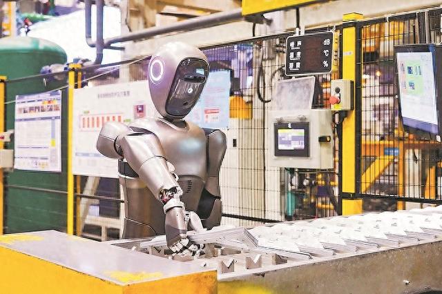 图为在美的洗衣机荆州工厂，“美罗”在工作中。