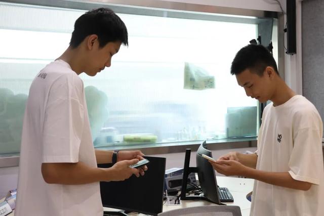 △张展硕（左一）