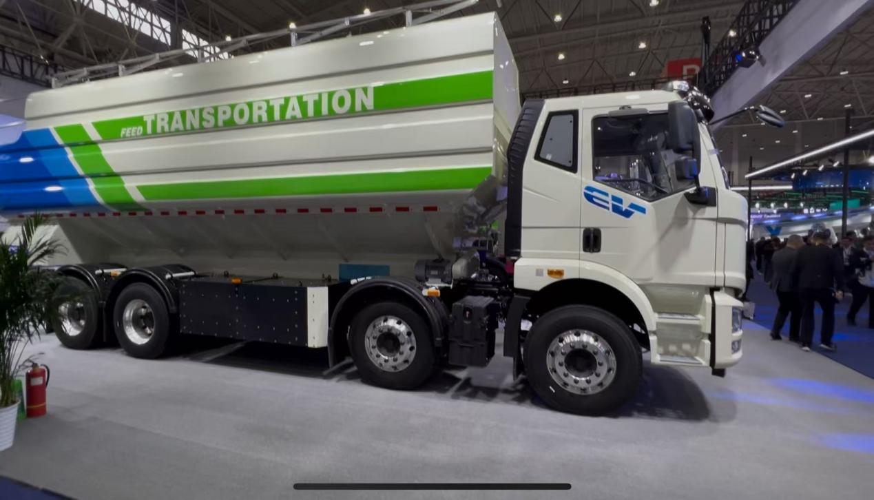 解放J6L纯电饲料运输车