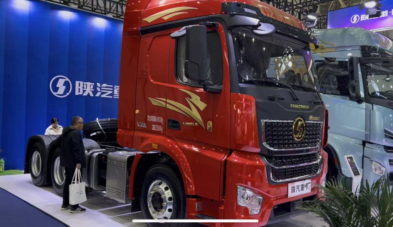 搭载康明斯M10发动机的陕汽M5000C牵引车