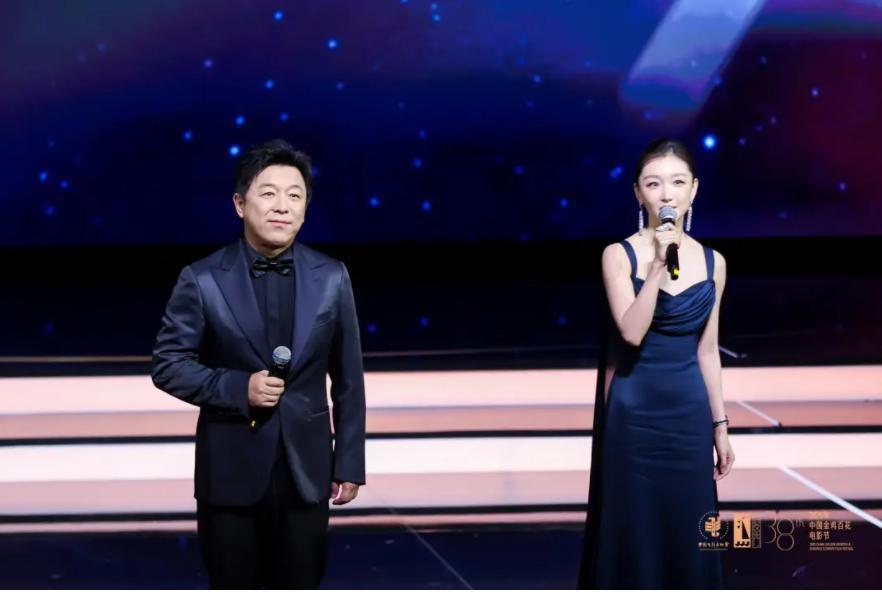 金鸡奖开幕式，陈飞宇脸上粉底厚，49岁曾黎美若天仙，万茜泡面头翻车