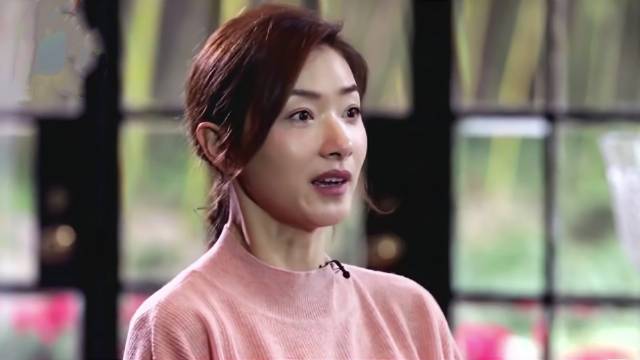 桂纶镁到武汉体验生活，三个月后又黑又瘦吓到万茜：你怎么这样了