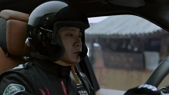 路虎揽胜清晨挑战天门山999级天梯