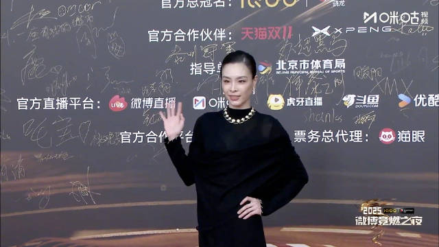 一身黑色礼服亮相微博红毯，优雅大方，尽显知性魅力 ！