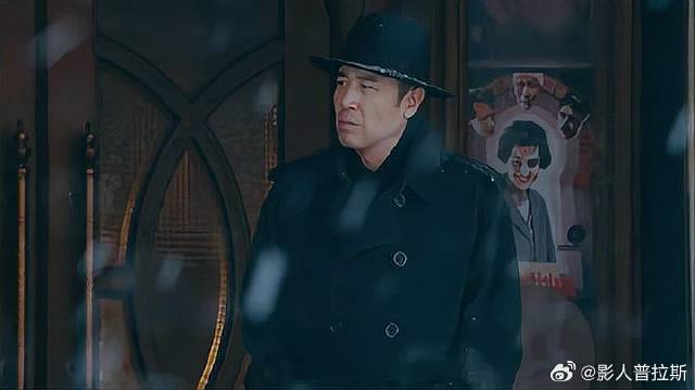 卧底假装闲转 为队友留下记号，怎料被特务发现不对！