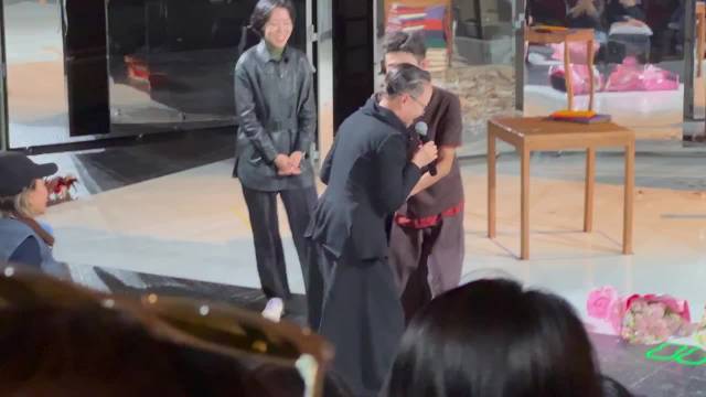 宋丹丹去看张一山话剧《一地鸡毛》了