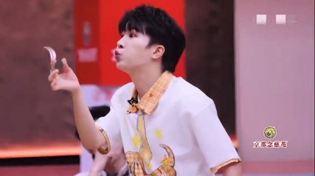 周深拿鸡毛练气息演技获赞