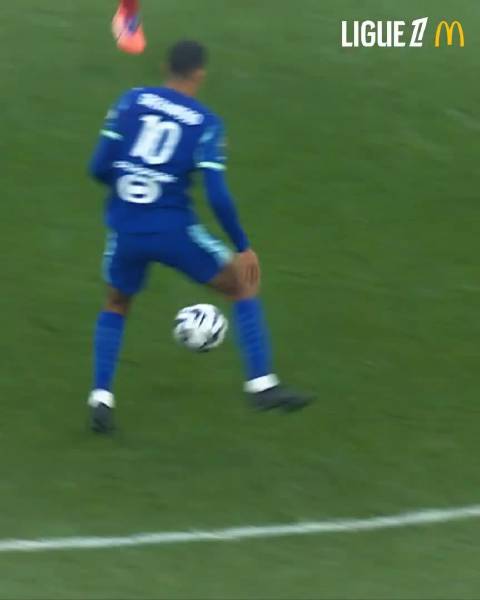 随时随地，穿裆过人！  格林伍德在持球推进完成了一次极具观赏性的过人