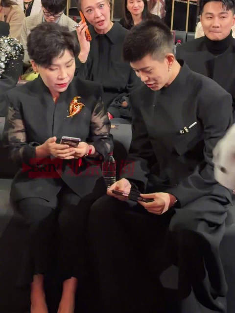 任嘉伦邓亚萍互加微信