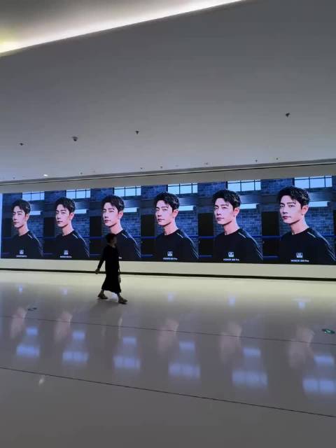 这么多肖战一起看向你的震撼，谁懂啊？