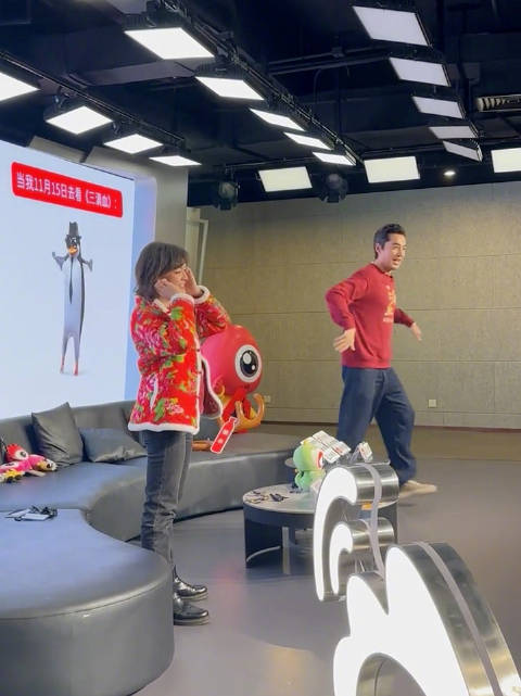 《三滴血》扫楼，模仿起马达加斯加跳舞企鹅表情包，请品鉴↓