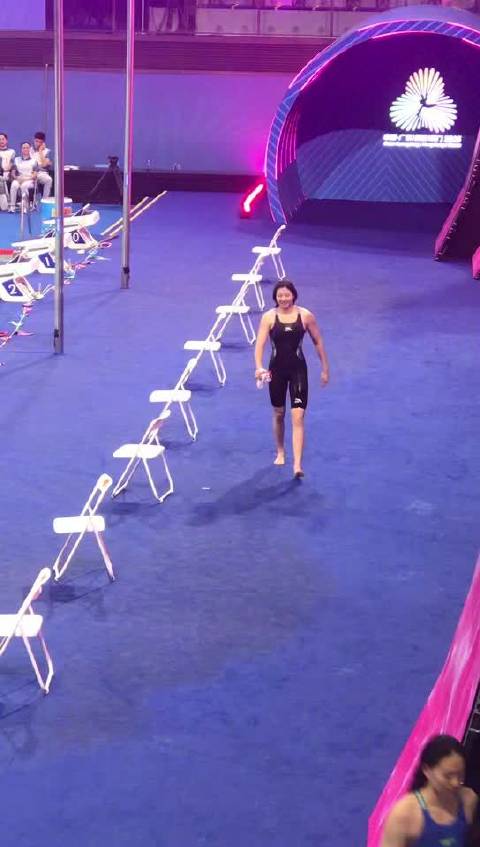 唐钱婷夺金后谢场