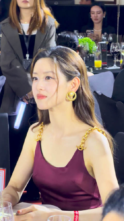 32岁小天状态如23岁，眼睛亮皮肤嫩