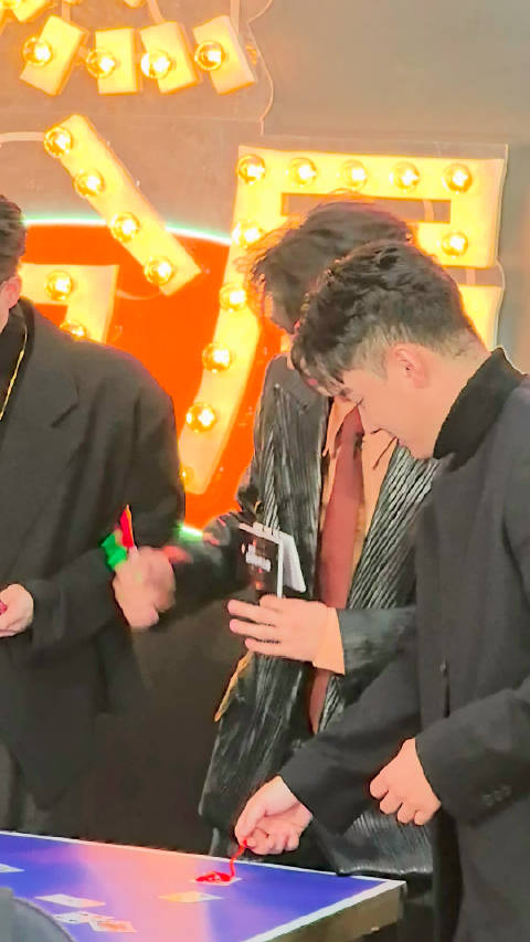 许魏洲来啦 今天的粉色挑染好帅