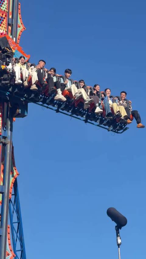 田曦薇游乐场嗨玩海盗船跳楼机,胡一天状态引关注