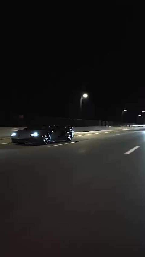 兰博基尼V12咆哮喷火，速度与力量点燃夜空