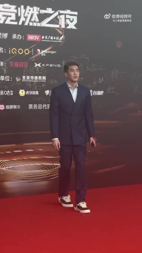 郭艾伦踏上红毯！穿西装的正经艾伦超级帅！