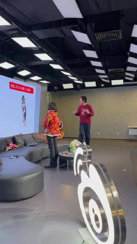 胡歌、文淇《三滴血》扫楼，模仿起马达加斯加跳舞企鹅表情包