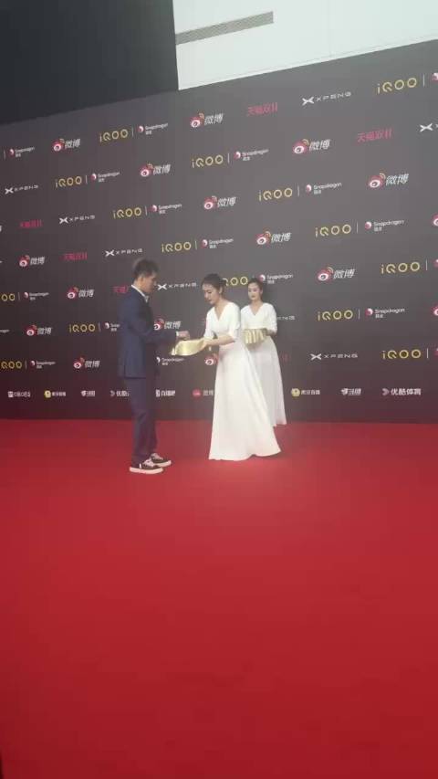 郭艾伦来啦！自拍也太可爱了！穿西装的艾伦也很帅！