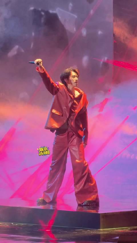 许魏洲微博竞燃之夜开场表演燃爆全场