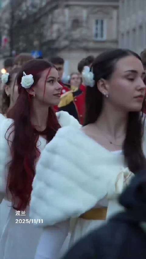 11月11日，波兰国家独立日，波兰年轻人向老兵致敬