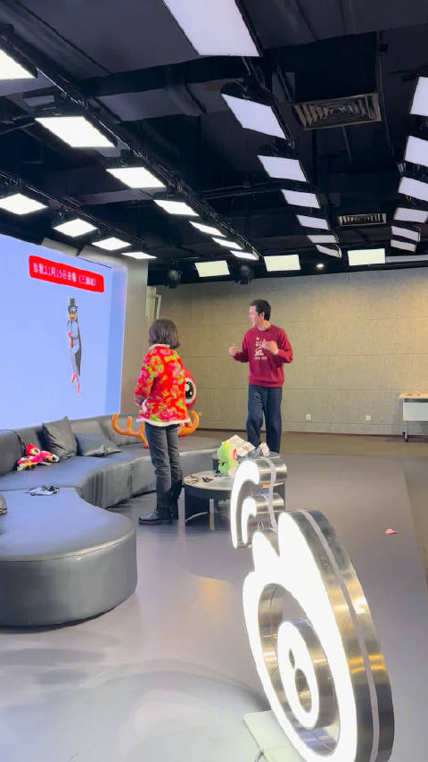 胡歌文淇扫楼模仿跳舞企鹅