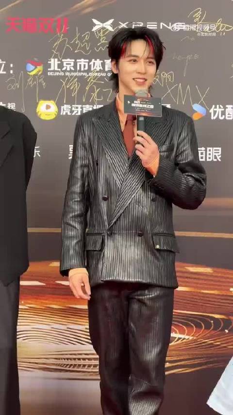 许魏洲红发挑染亮相竞燃之夜，携乐队开场首秀新歌