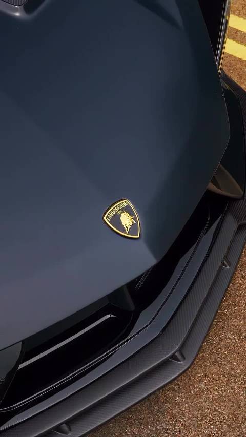 来自超跑的压迫感 兰博基尼 Revuelto