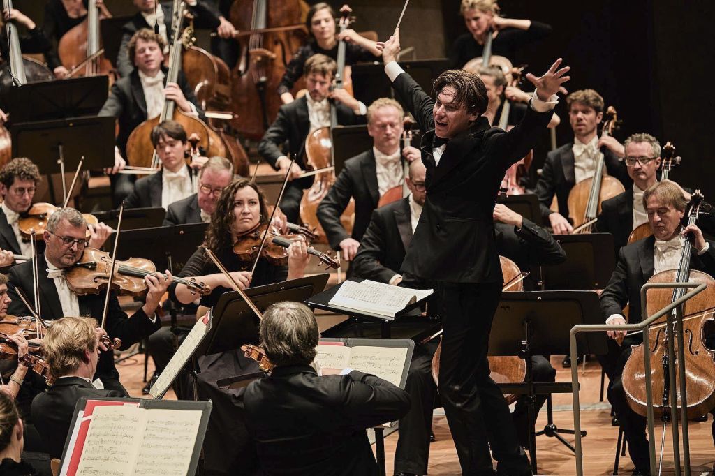 2022年柏林音乐节上，克劳斯·麦凯拉指挥阿姆斯特丹皇家音乐厅管弦乐团。视觉中国 图
