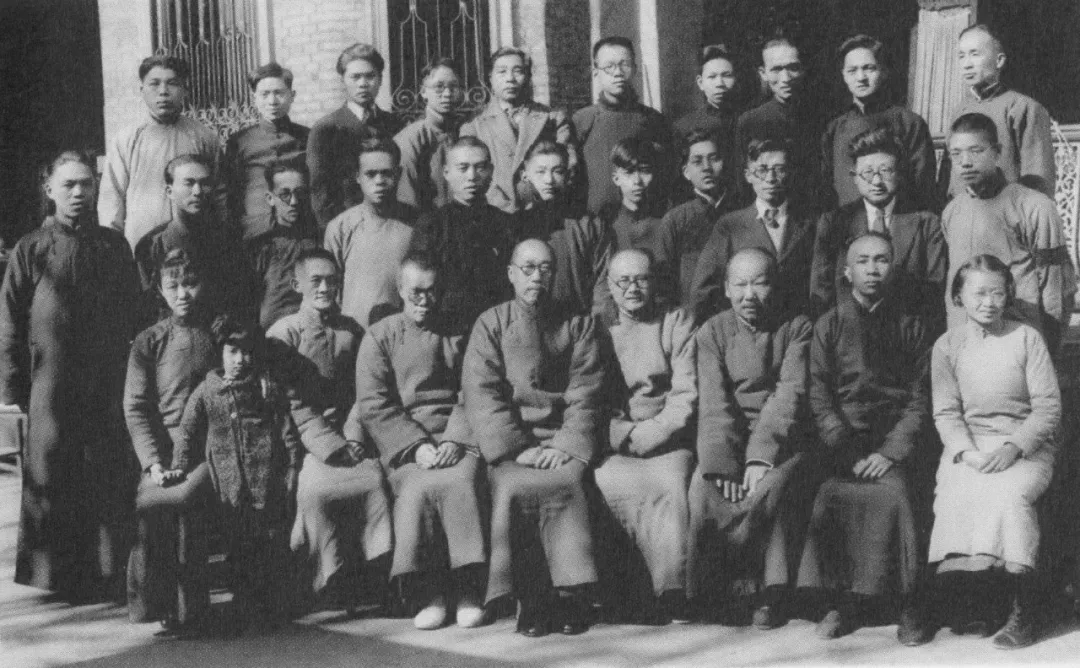 1941年开明书店同仁合影，前排左起三至七位依次为 徐调孚、章锡琛、范洗人、王伯祥、夏丏尊