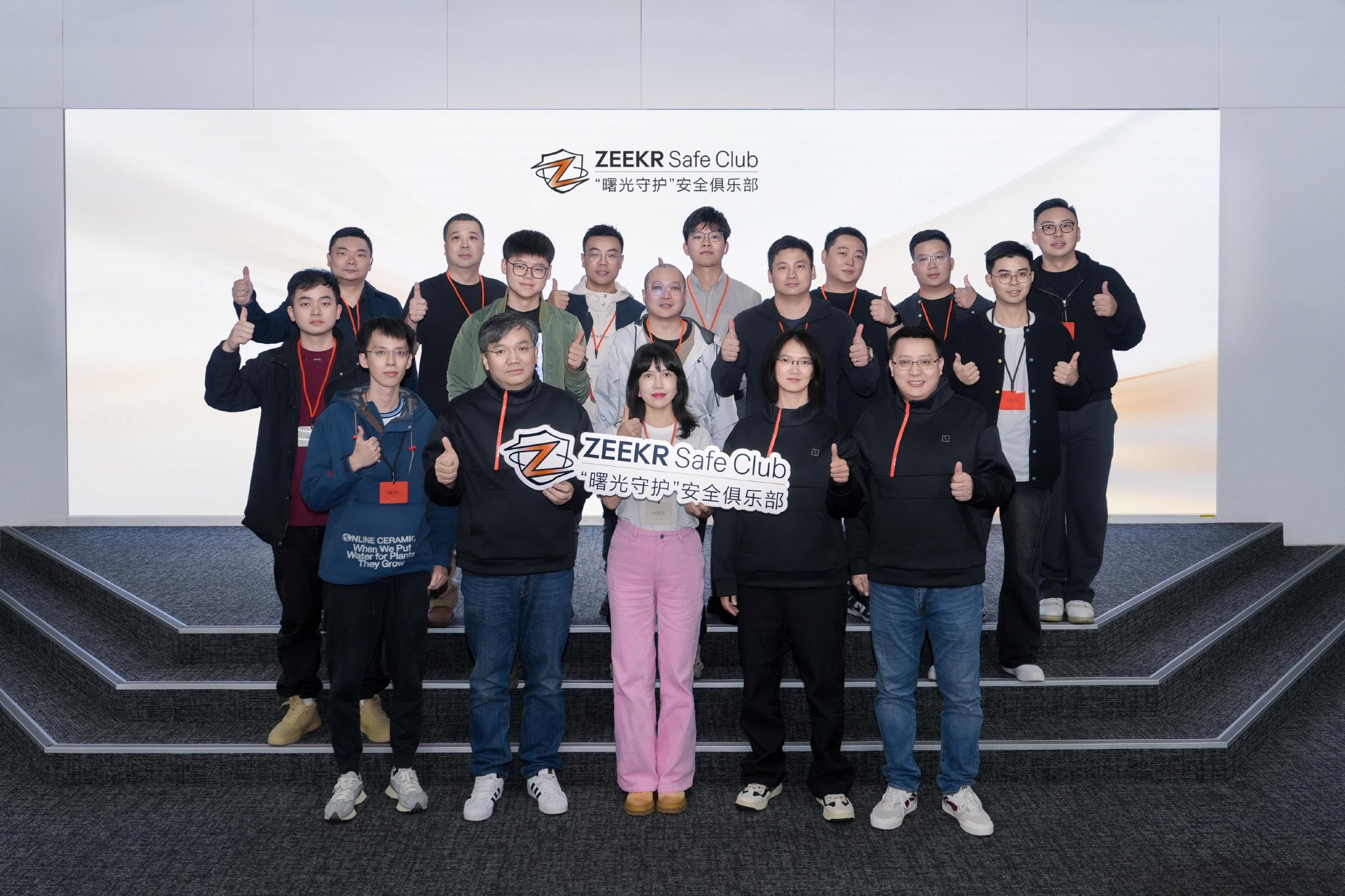 “公路坦氪”口碑发酵，极氪升级“曙光守护”安全俱乐部