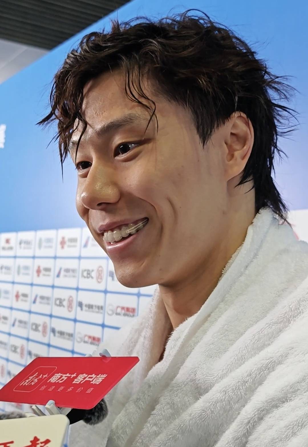 手指未并拢，“蛙王”覃海洋被取消50米蛙泳比赛资格