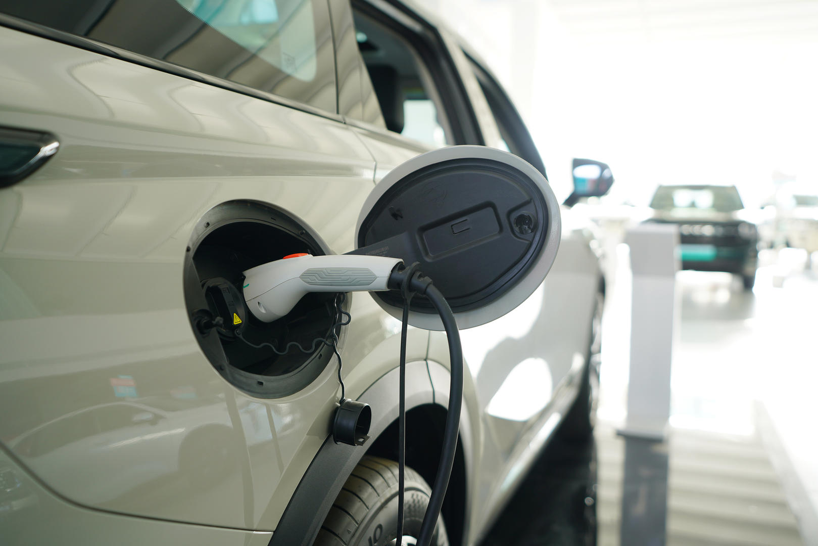 评论丨“默认零百加速不小于5秒”，为狂飙的电车踩下限速刹