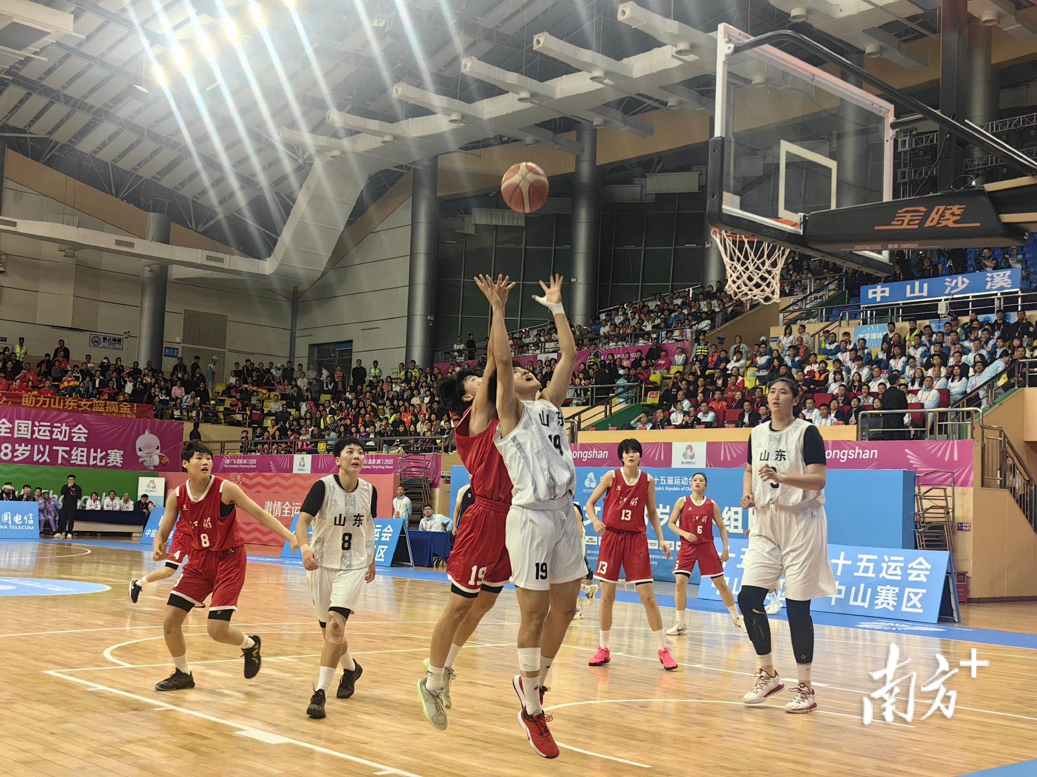 山东队获全运会U18女篮冠军，女版“姚明”张子宇把金牌带回家