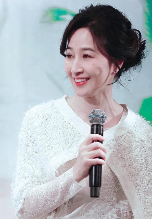 关咏荷罕见露面 | TVB一姐却在巅峰期退圈？如何修炼成“影帝夫人”