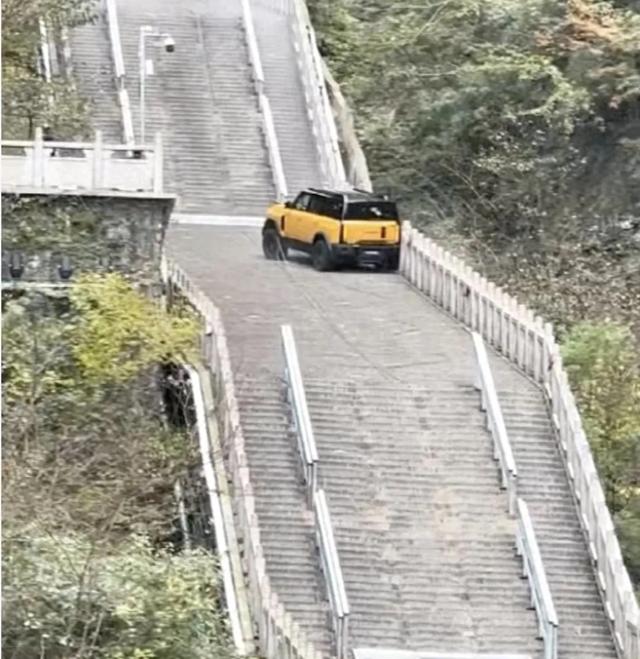 11月12日，有网传视频显示，一辆奇瑞风云汽车攀爬张家界天门山天梯过程中，溜车后撞坏护栏。潇湘晨报晨视频客户端 图