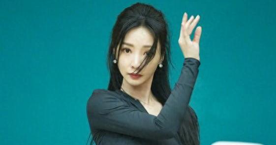 44岁“柳岩”穿全包瑜伽服，一身黑挡不住好身材，一般人真学不来