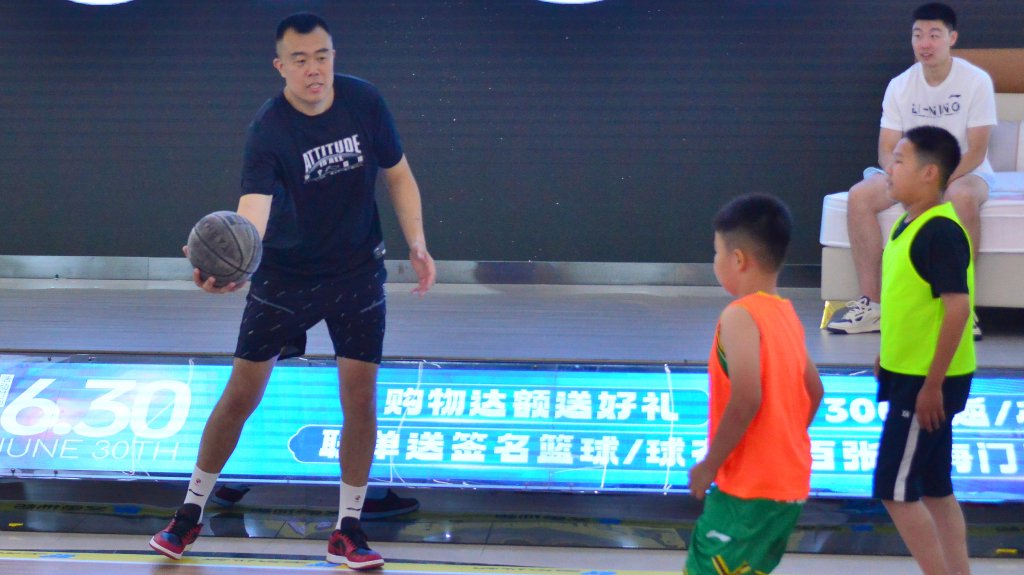 韩德君一直在用各种方式为辽宁篮球做贡献。