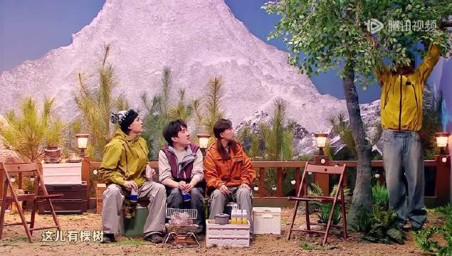 左凌峰挂树上引众人爆笑