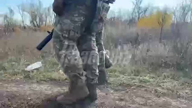 俄军父子狙击手并肩作战一年半，击落无人机俘虏雇佣兵