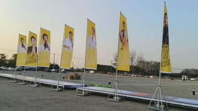 音浪起，旗帜扬 耳机里的旋律照进现场，明黄为韩庚加冕，共赴这场浪漫奔赴