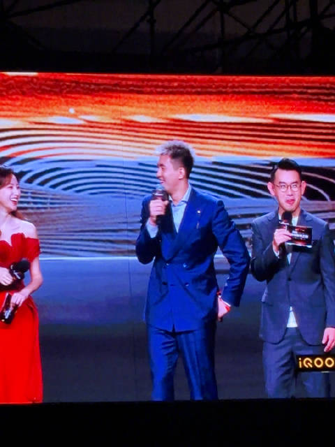 郭艾伦领奖现场扣错西装飙东北话，主持人马凡舒挑战翻译